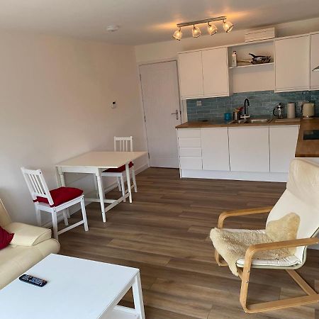 Adorable One-Bedroom Flat With Patio Garden. Southwick  ภายนอก รูปภาพ