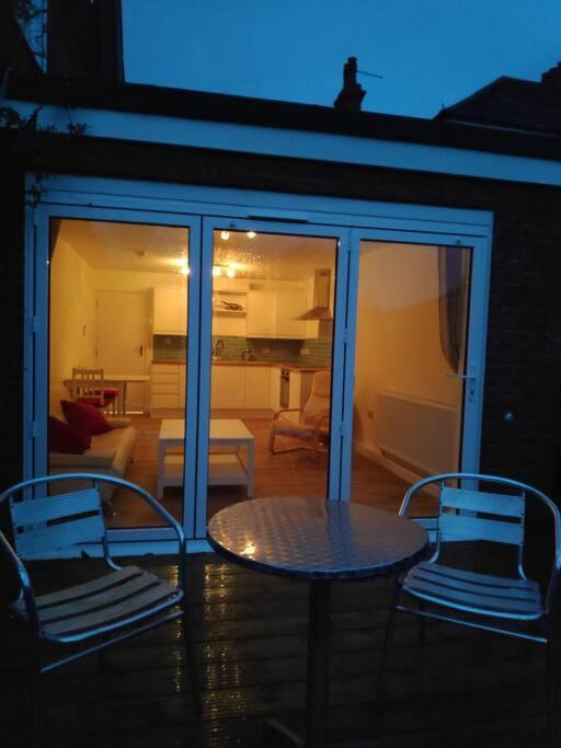 Adorable One-Bedroom Flat With Patio Garden. Southwick  ภายนอก รูปภาพ