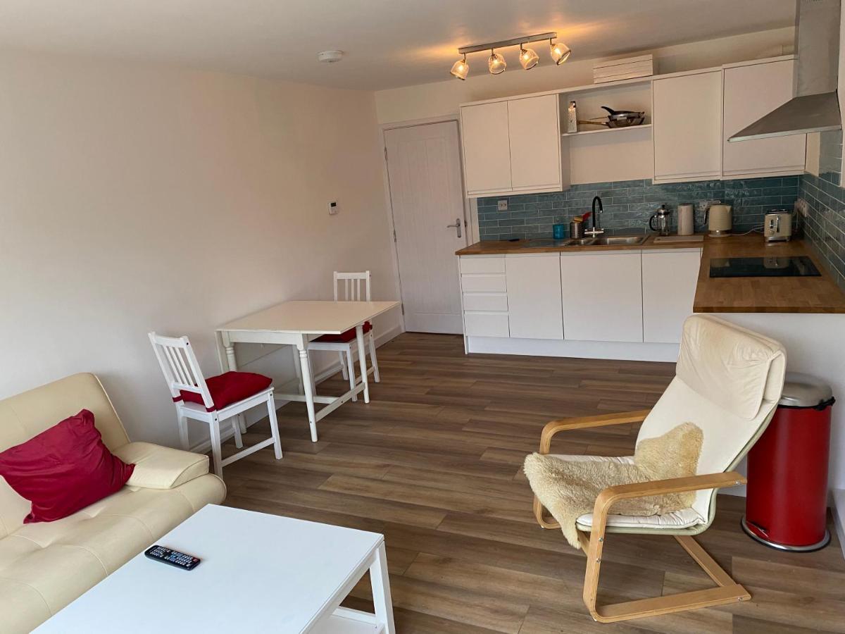 Adorable One-Bedroom Flat With Patio Garden. Southwick  ภายนอก รูปภาพ