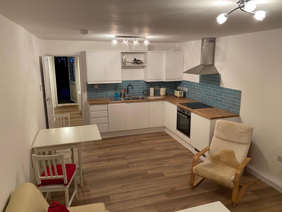Adorable One-Bedroom Flat With Patio Garden. Southwick  ภายนอก รูปภาพ