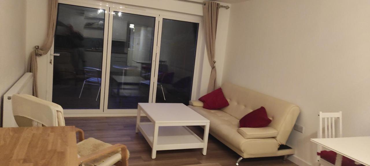 Adorable One-Bedroom Flat With Patio Garden. Southwick  ภายนอก รูปภาพ