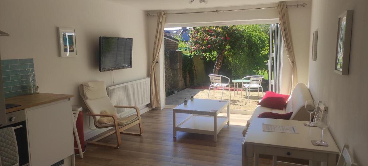 Adorable One-Bedroom Flat With Patio Garden. Southwick  ภายนอก รูปภาพ