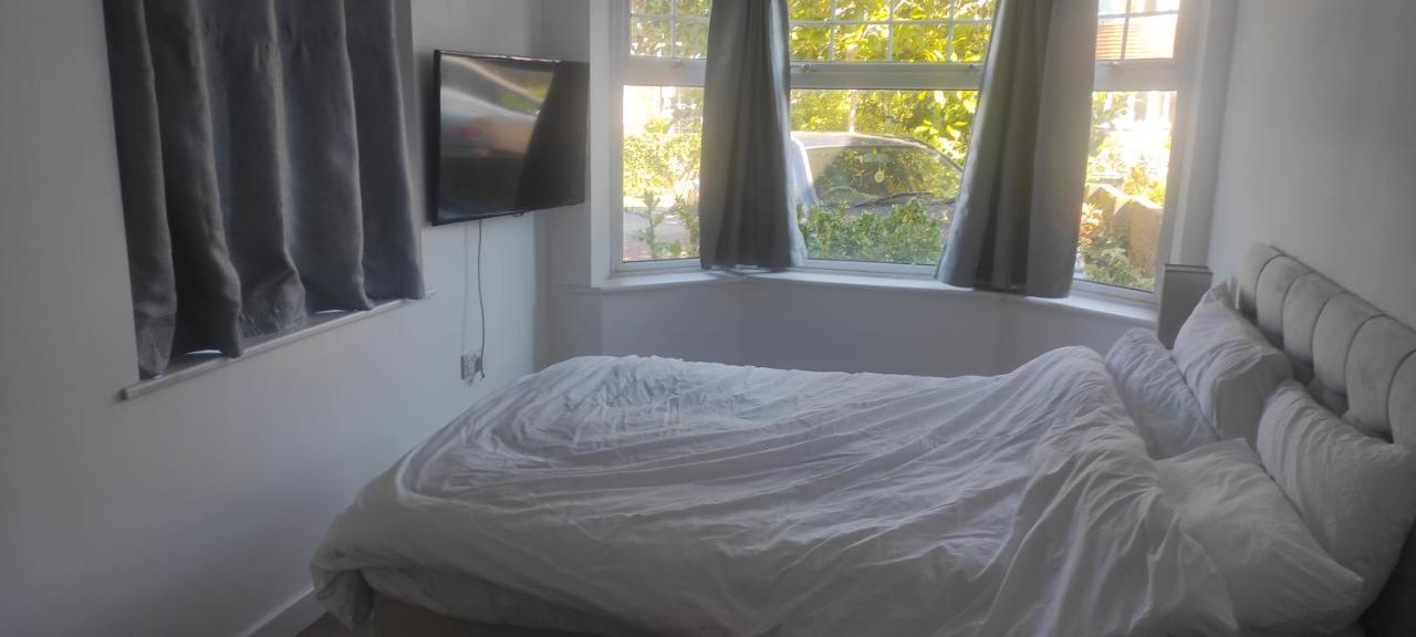 Adorable One-Bedroom Flat With Patio Garden. Southwick  ภายนอก รูปภาพ